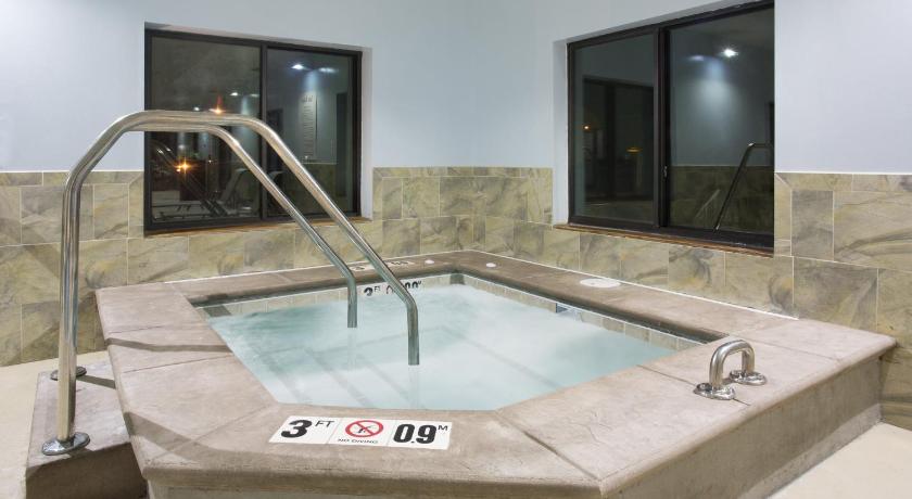 Holiday Inn Express Hotel & Suites Concordia US 81 photo