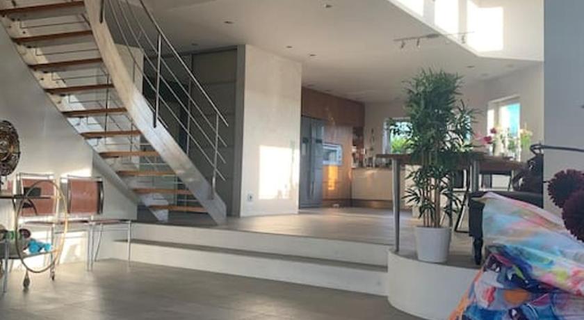 Modern stor villa nara havet och 10 min till city