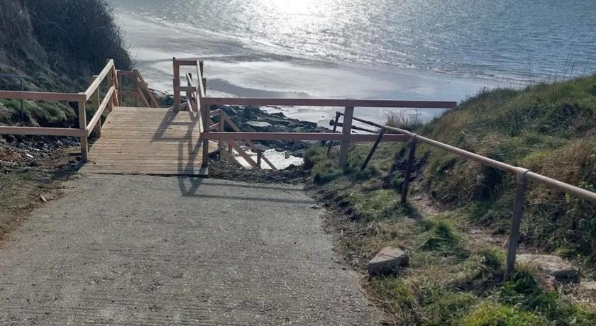 Beau - Brambles Chine, Colwell Bay - 5 star WiFi - Short walk to The Hut and beach - 1 night stays a photo