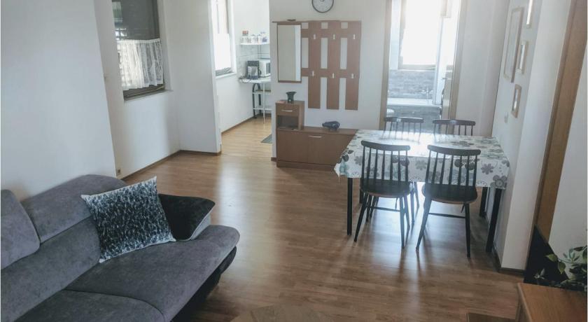Apartment Moni — Hotel in Sukosan