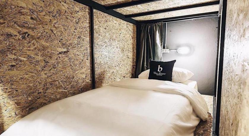 Image of 8 People in 4-Bunk Bed Dormitory - Female Only 1