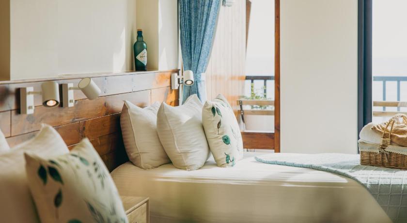 Image of Sea View Double Room with 2 Single Beds 5
