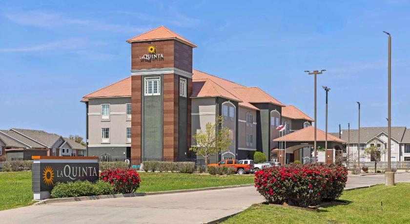 La Quinta Inn & Suites by Wyndham Hillsboro photo
