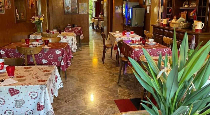 HOTEL LES MARRONNIERS photo