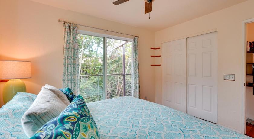 Breezy Kailua-Kona Bungalow with Lanai and Ocean View! photo