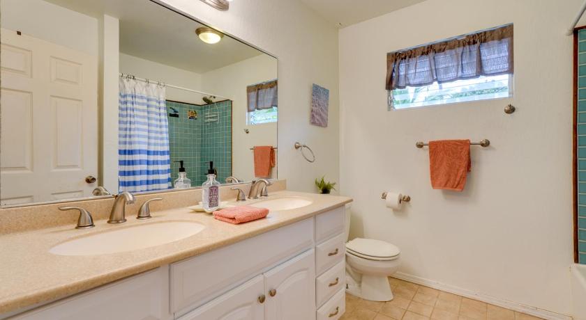 Breezy Kailua-Kona Bungalow with Lanai and Ocean View! photo