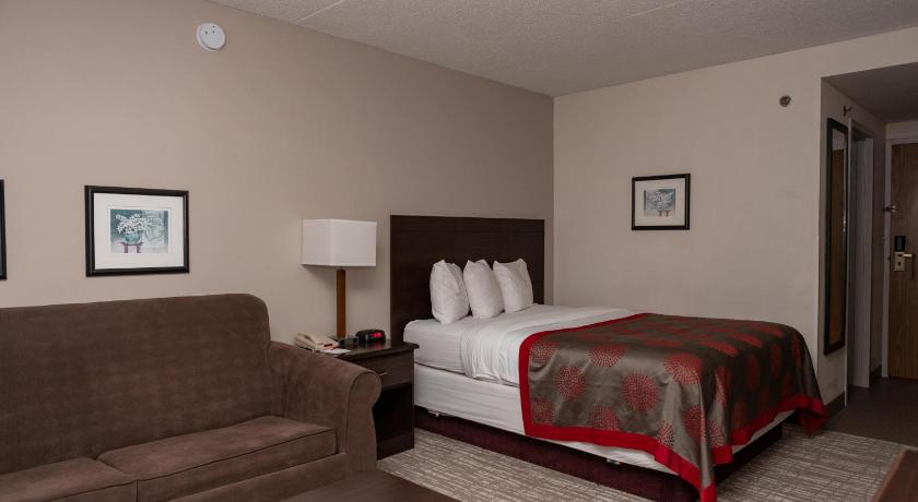 Ramada by Wyndham Cedar Rapids photo