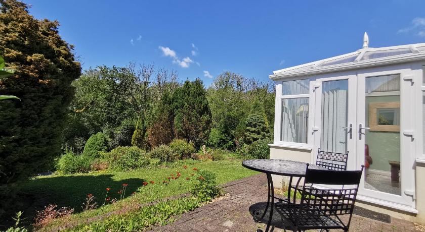 特格林 Romantic Cottage with Private Hot Tub 4星级 单人房 餐厅