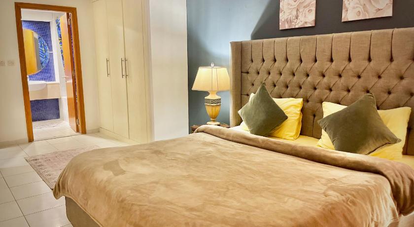 Chic 3 bedroom apartment - image 8