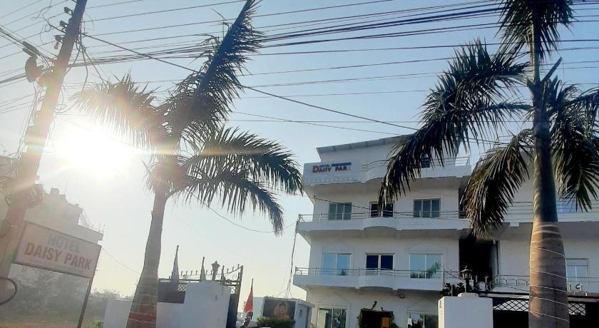 Hotel Daisy Park — Hotel in Siddharthanagar