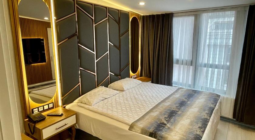 Crowned Hotel photo