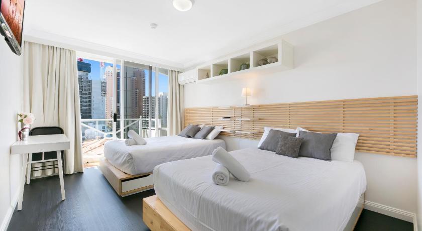 Cosy Balcony Studio Near Broadbeach Shops &amp; Dining — Hotel in Gold Coast
