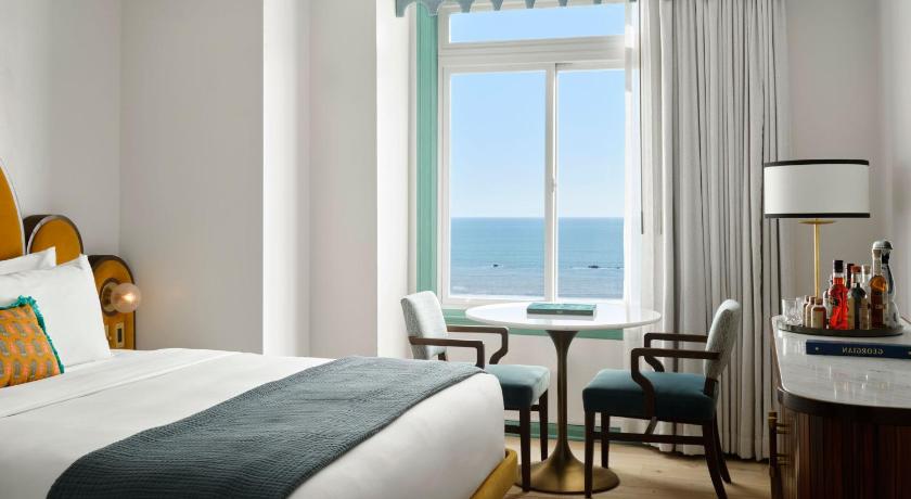 Image of 1 King Bed Oceanfront 0