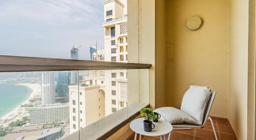 Spacious 2BR | Dubai Eye & Sea View | JBR - image 2