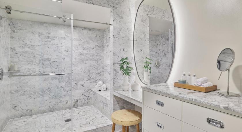 Immagine di Mobility/Hearing Accessible Canary Jr Suite Partial Ocean King, Roll-In Shower 2