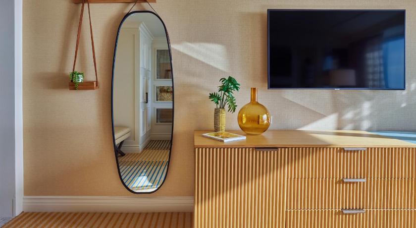 Immagine di Mobility/Hearing Accessible Canary Jr Suite Partial Ocean King, Roll-In Shower 7