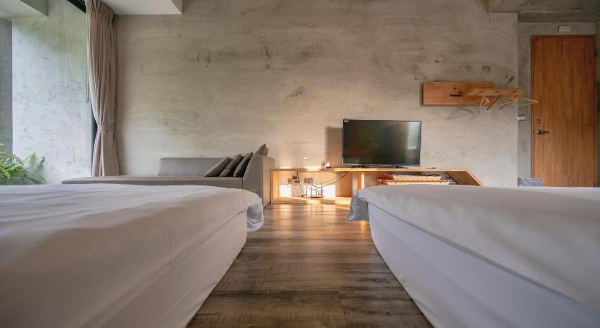 Image of Two Queen Beds Deluxe Room Non-Smoking 8