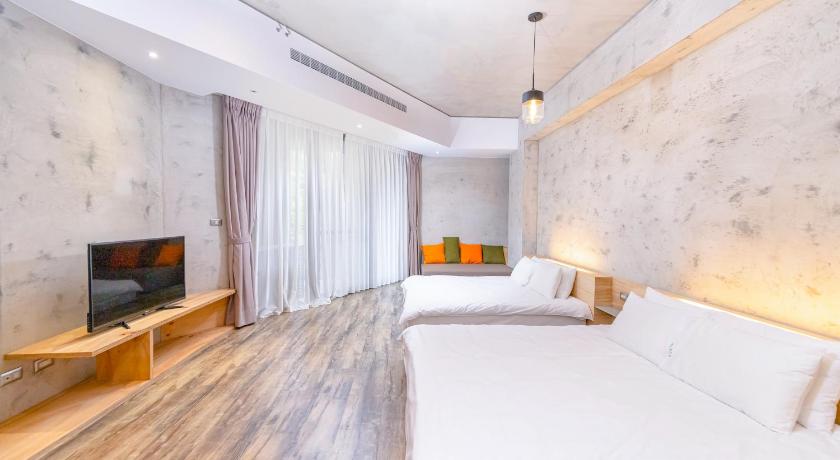 Image of Two Queen Beds Deluxe Room Non-Smoking 5