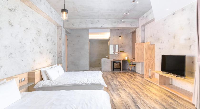 Image of Two Queen Beds Deluxe Room Non-Smoking 3