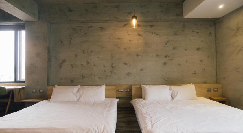 Image of Two Queen Beds Deluxe Room Non-Smoking 14