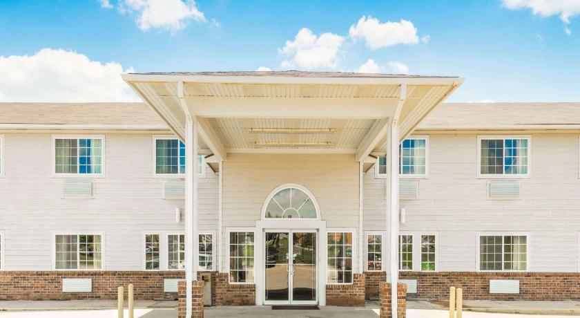 Super 8 By Wyndham Platte City Kansas City Area photo