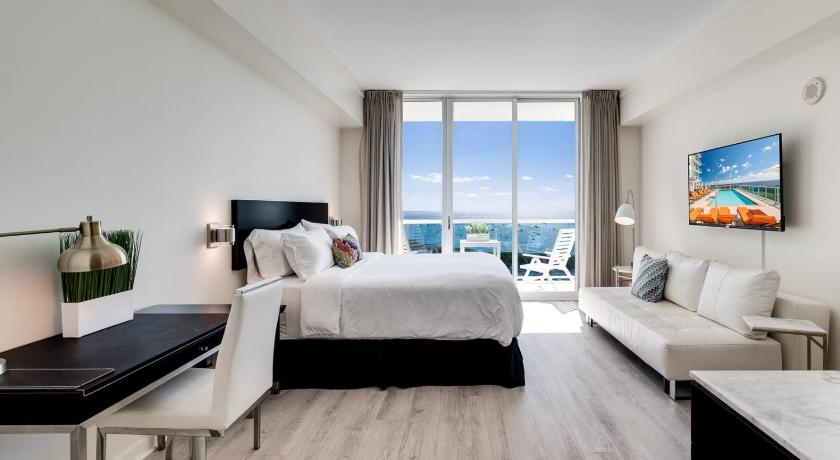 Ocean View Balcony steps from Restaurants, Peacock Park &amp; Marina — Hotel in Miami (FL)