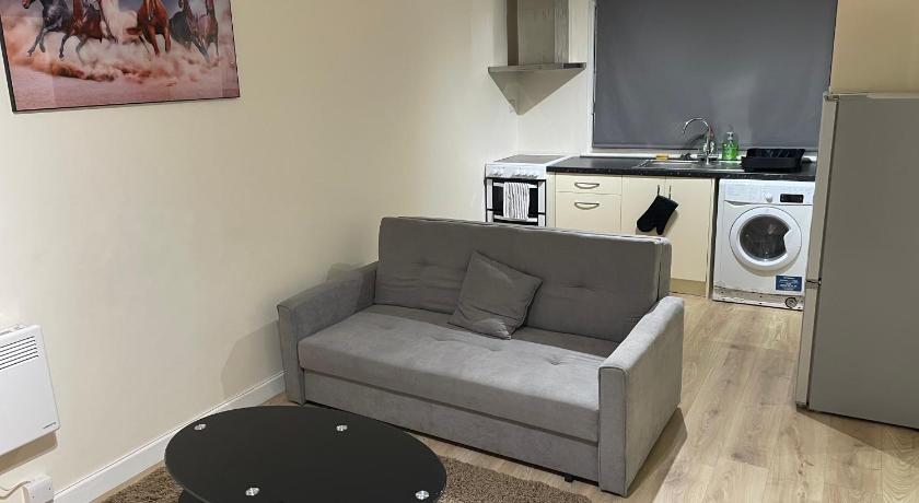 Ground Floor flat Nr. Heathrow with Free Parking - image 4