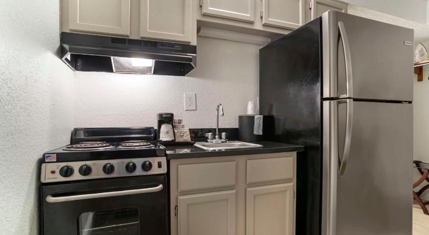 Image of 2 Queen Beds, Non-Smoking, Street View, Kitchenette 1