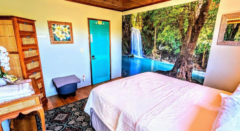 Image of Queen Room with Shared Bathroom 2