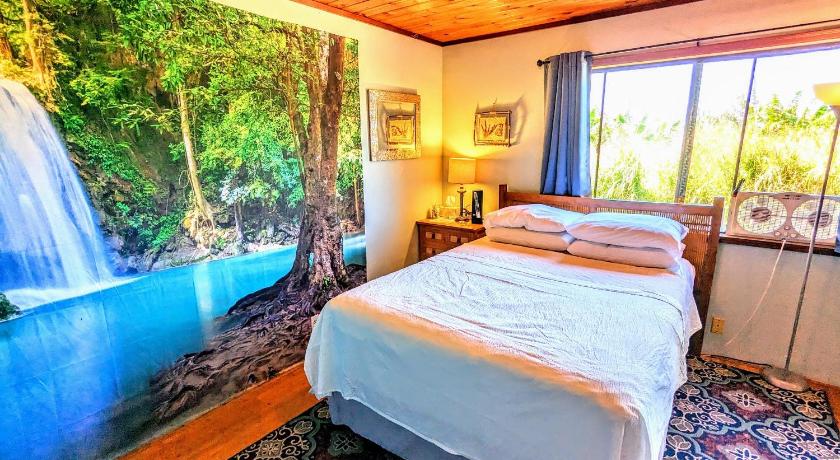 Image of Queen Room with Shared Bathroom 9