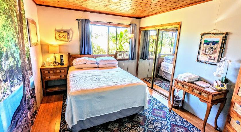 Image of Queen Room with Shared Bathroom 1