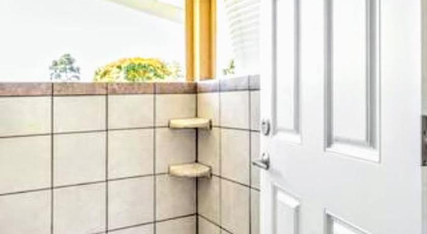 Image of King Room with Shared Bathroom 6