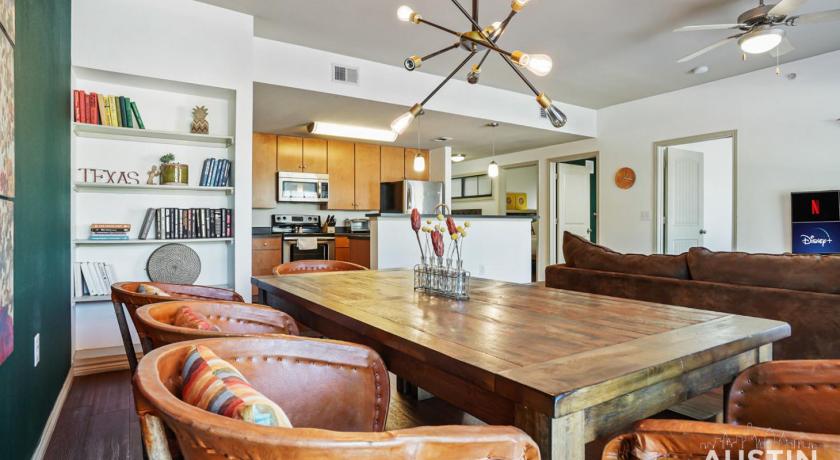 Austin Stylish 4BR with Smart TV and Free Garage Parking 4-Star Accommodation pool