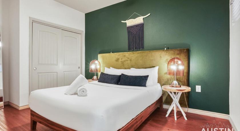 Austin Stylish 4BR with Smart TV and Free Garage Parking 4-Star Accommodation room