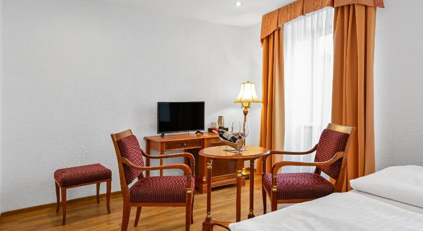 Image of Family Room 8