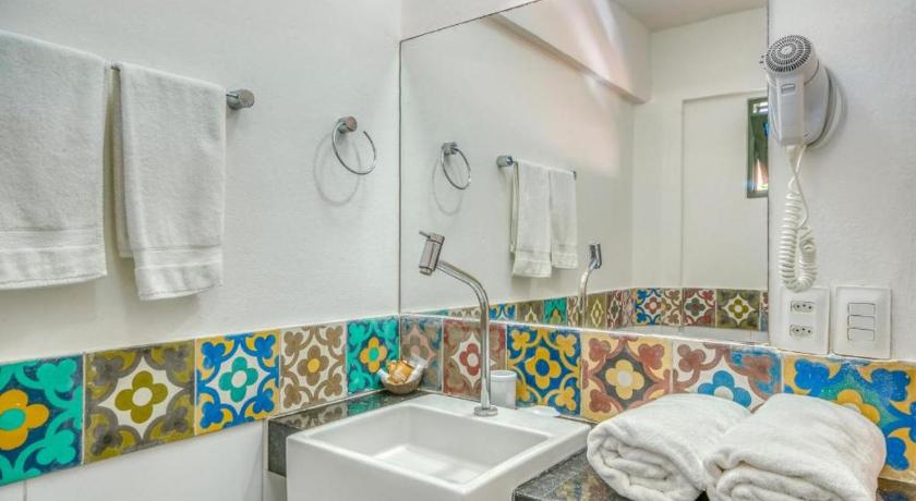 Image of Deluxe Suite with Spa Bath 2