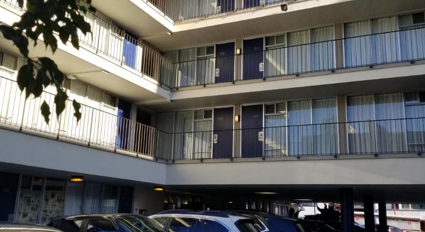 Royal Pacific Motor Inn photo
