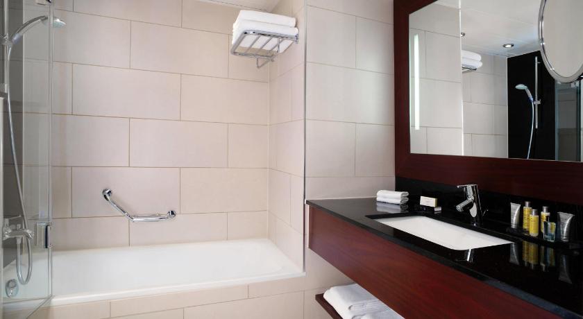 Image of Club Room, M Club lounge access, Guest room, 2 Twin, Lake Zurich view, City view, Main Building 2