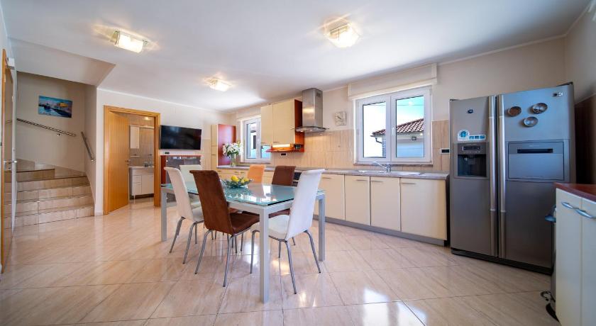 Private Detached House-2 Bedroom&3 Bathroom with Relaxing Garden Terrace-Grubelic House