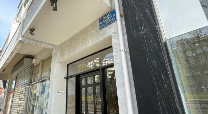 Cozy apartment in heart Athens near metro Fix 100m - image 10