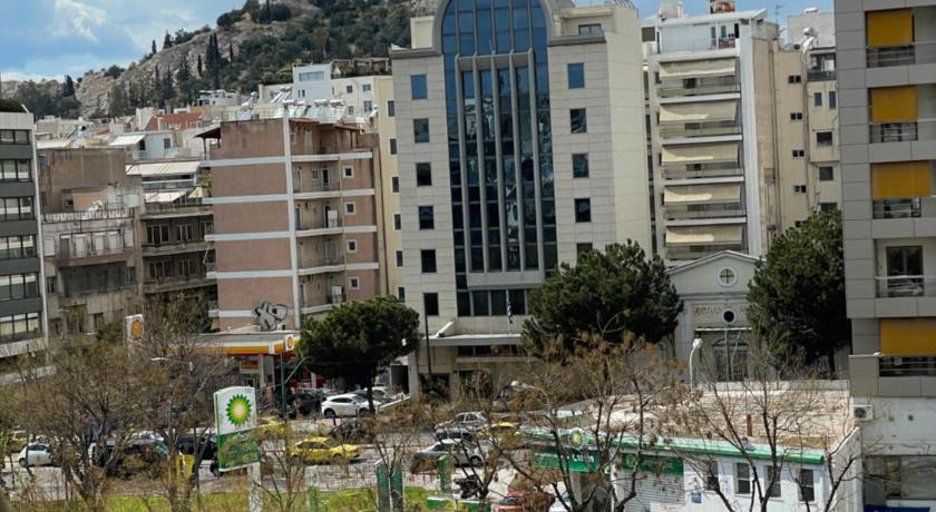 Cozy apartment in heart Athens near metro Fix 100m - image 7