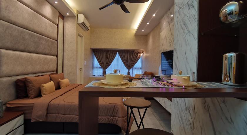 Image of Studio Room King 7