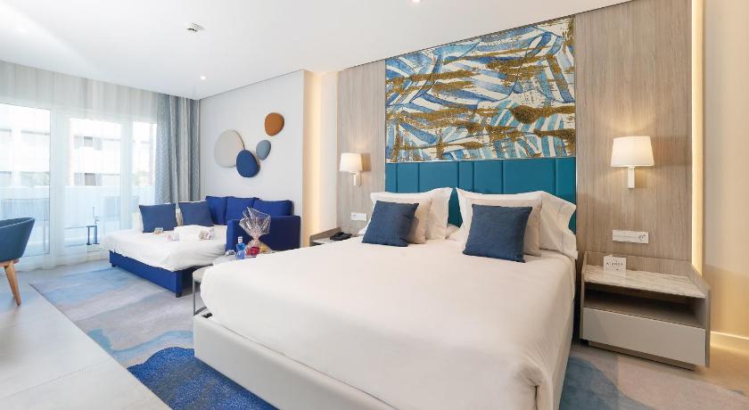 Image of Premium Deluxe Double Room with Pool View 0