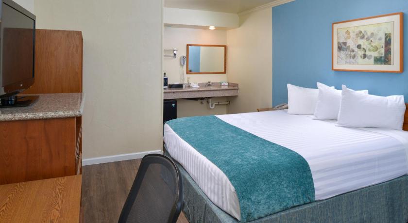 Edgewater Inn and Suites photo