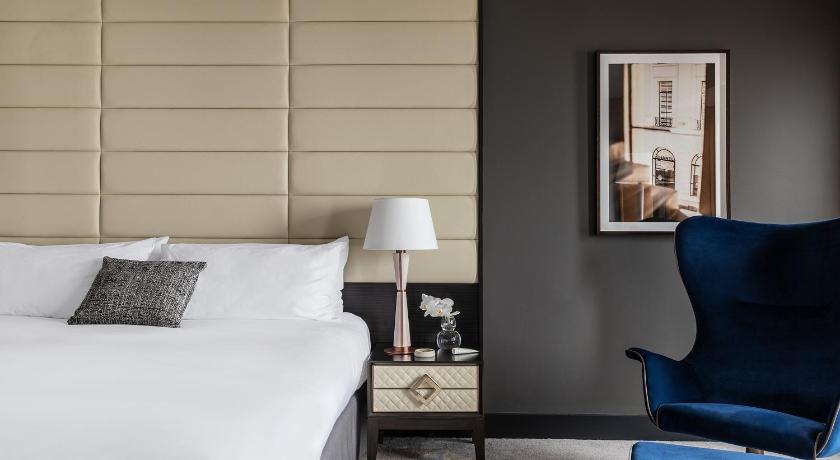 صورة SUPERIOR ROOM, 1 King Bed 3