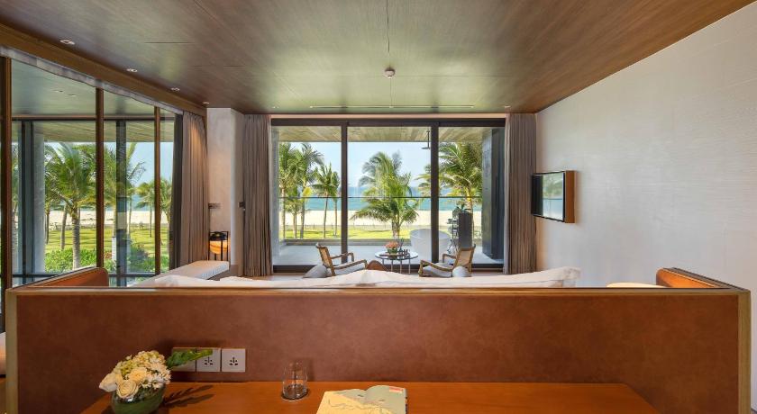 Ảnh của Biệt Thự 6 Phòng Ngủ Có Hồ Bơi Và Tầm Nhìn Ra Biển (Beachfront Six-Bedroom Pool Villa) 1