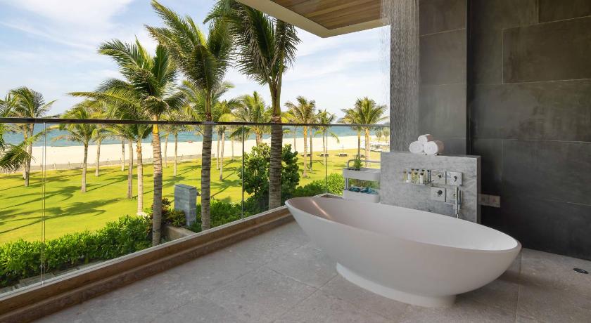 Ảnh của Biệt Thự 6 Phòng Ngủ Có Hồ Bơi Và Tầm Nhìn Ra Biển (Beachfront Six-Bedroom Pool Villa) 15