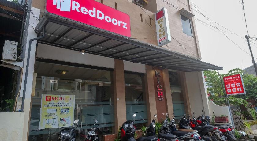 RedDoorz @ Hotel Rich Parepare near Pantai Mattirotasi – Parepare, CA