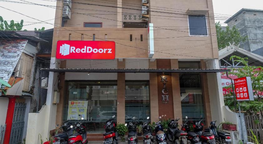 RedDoorz @ Hotel Rich Parepare near Pantai Mattirotasi – Parepare, CA