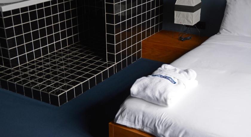 Image of Deluxe Double Room with Bath 14